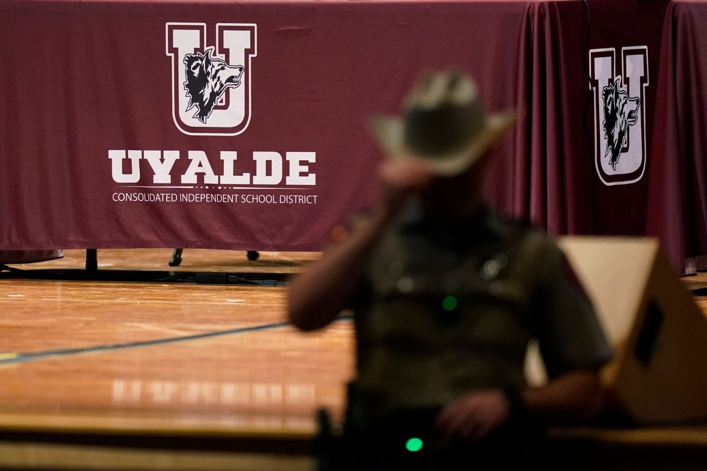 Polizisten des texanischen Sicherheitsministeriums bei einer Sitzung in Uvalde.