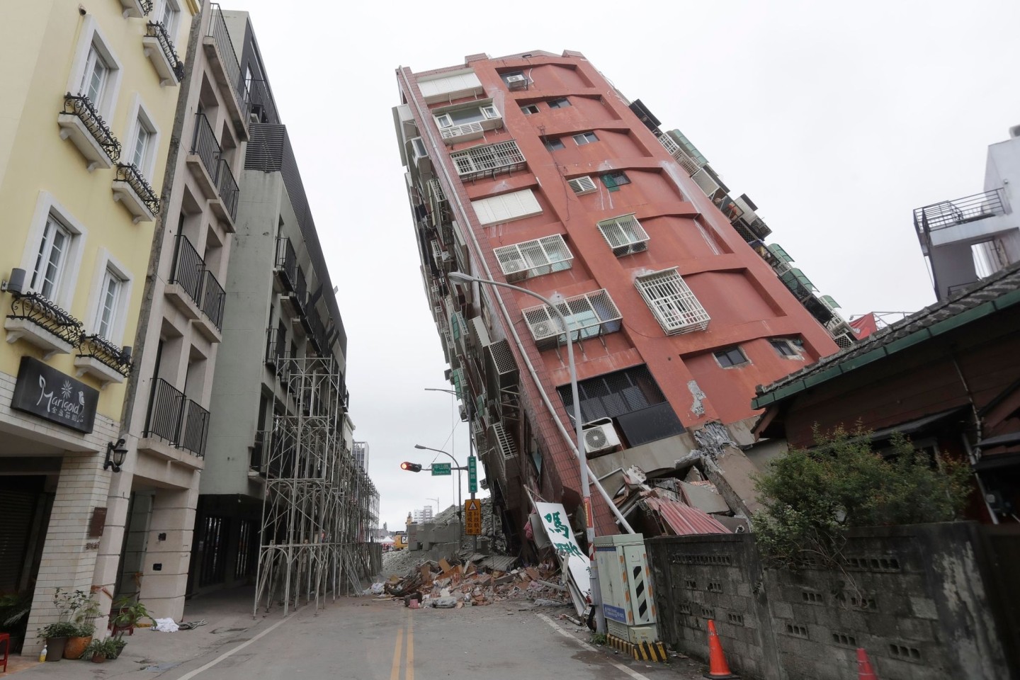 Nach dem Erdbeben in Taiwan werden noch sechs Menschen vermisst.