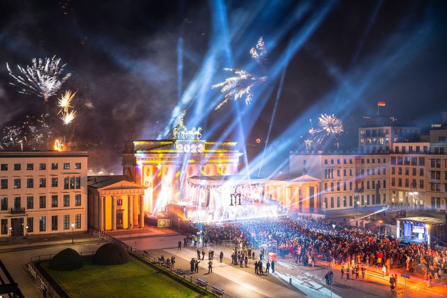 Party zum Jahreswechsel vor dem Brandenburger Tor.