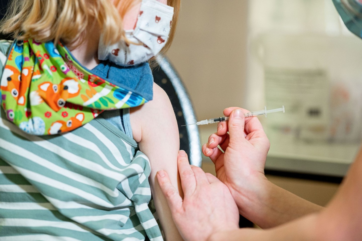 Ein kleines Mädchen wird im mobilen Impfzentrum für Kinder in Lüneburg gegen das Coronavirus geimpft.