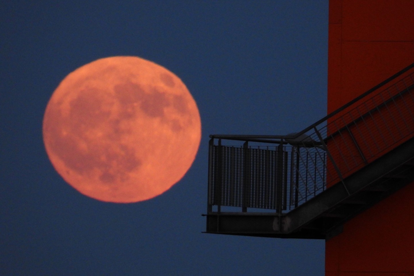 Dr sogenannte Erdbeermond über der Hafencity in Hamburg.