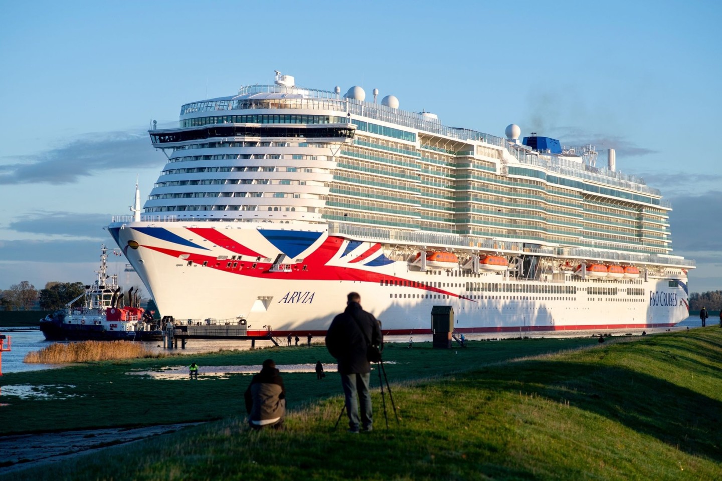 Das neue Kreuzfahrtschiff «Arvia» hat die Meyer-Werft verlassen und ist auf der Ems unterwegs.