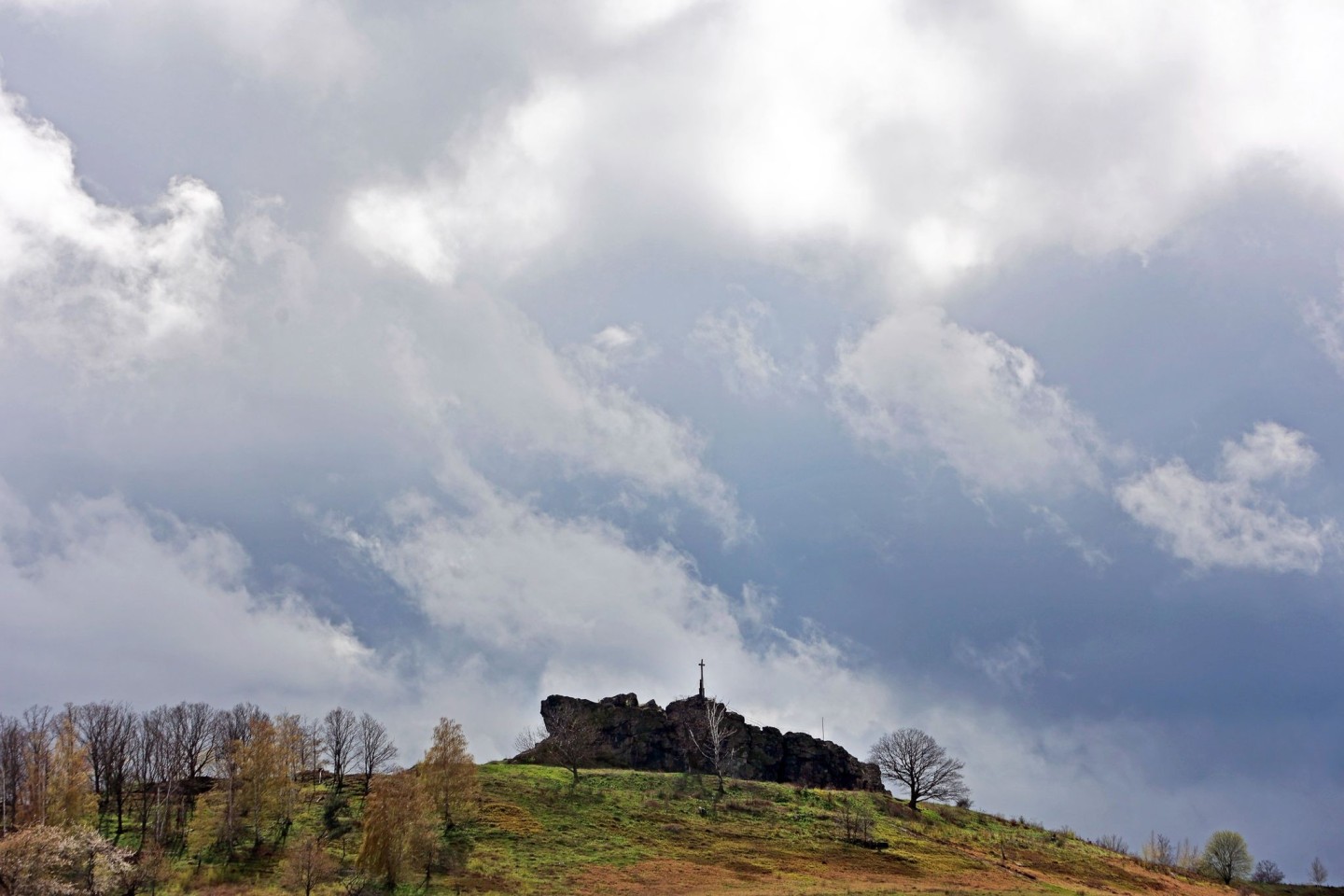 Dunkle Wolken ziehen über die Gegensteine im Harzvorland.