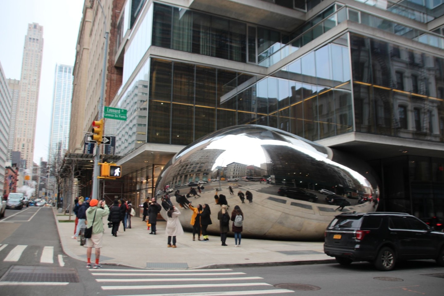 Menschen stehen vor einer neuen «Bohnen»-Skulptur von Künstler Anish Kapoor in New York.