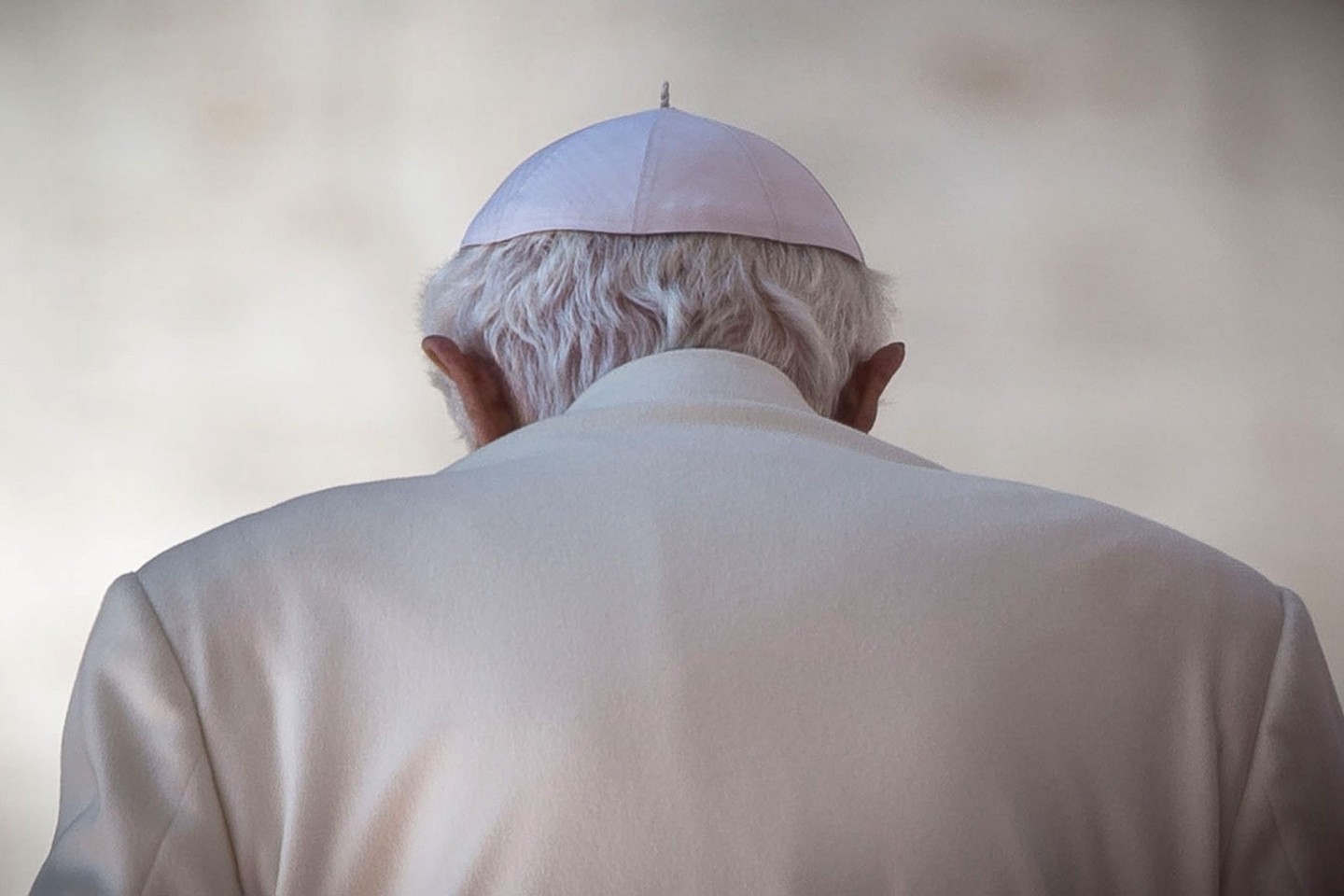 Papst Benedikt XVI. geht nach seiner letzen Generalaudienz auf den Petersplatz vom Podium (Februar 2013).