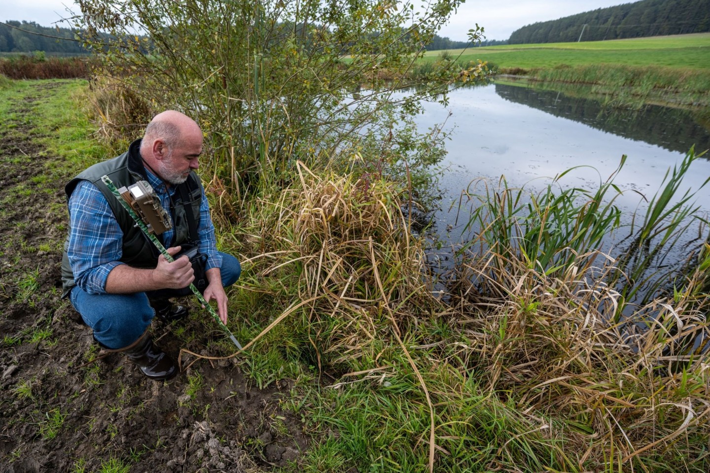 Fischotterberater Peter Ertl im Einsatz an einer Karpfenteichwirtschaft in der Oberpfalz.