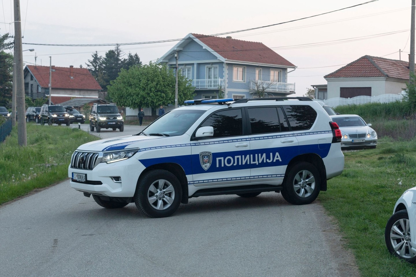 Ein Polizeifahrzeug blockiert den Eingang zum Dorf Dubona, etwa 50 Kilometer südlich von Belgrad.