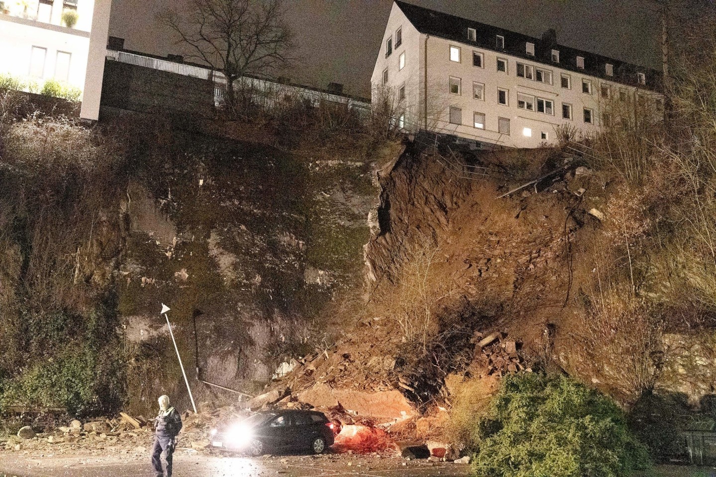 Nur etwa eineinhalb Meter trennen das Mehrfamilienhaus in Siegen von der Abbruchkante.