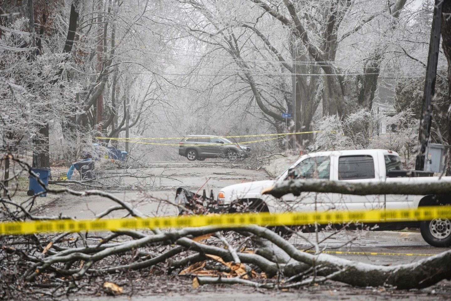 Eissturmschäden blockieren eine Straße in Kalamazoo.