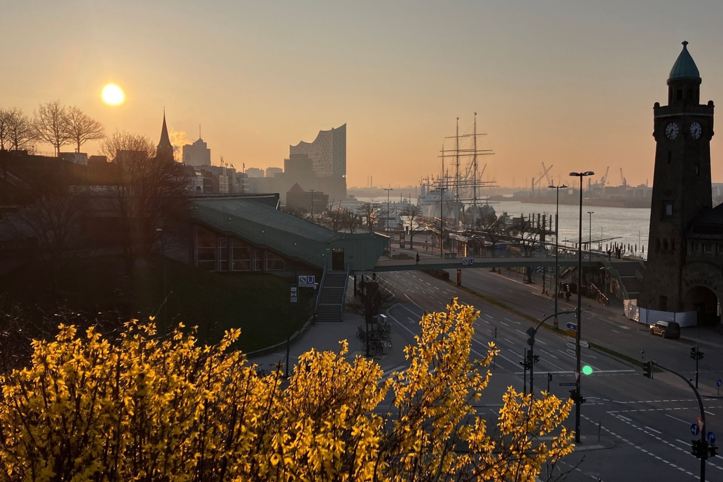 Die Sonne geht über dem Hamburger Hafen auf.