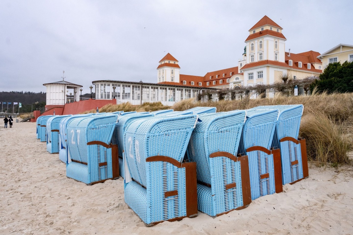 Strandkörbe stehen bei stürmischen Wetter am Strand des Ostseebades Binz.