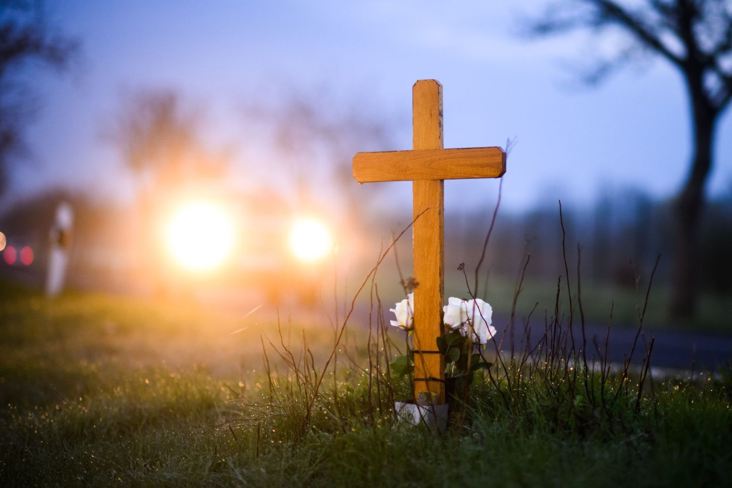 Ein Kreuz und Blumen zum Gedenken an ein 21-jähriges Opfer eines Verkehrsunfalls im Landkreis Hildesheim.