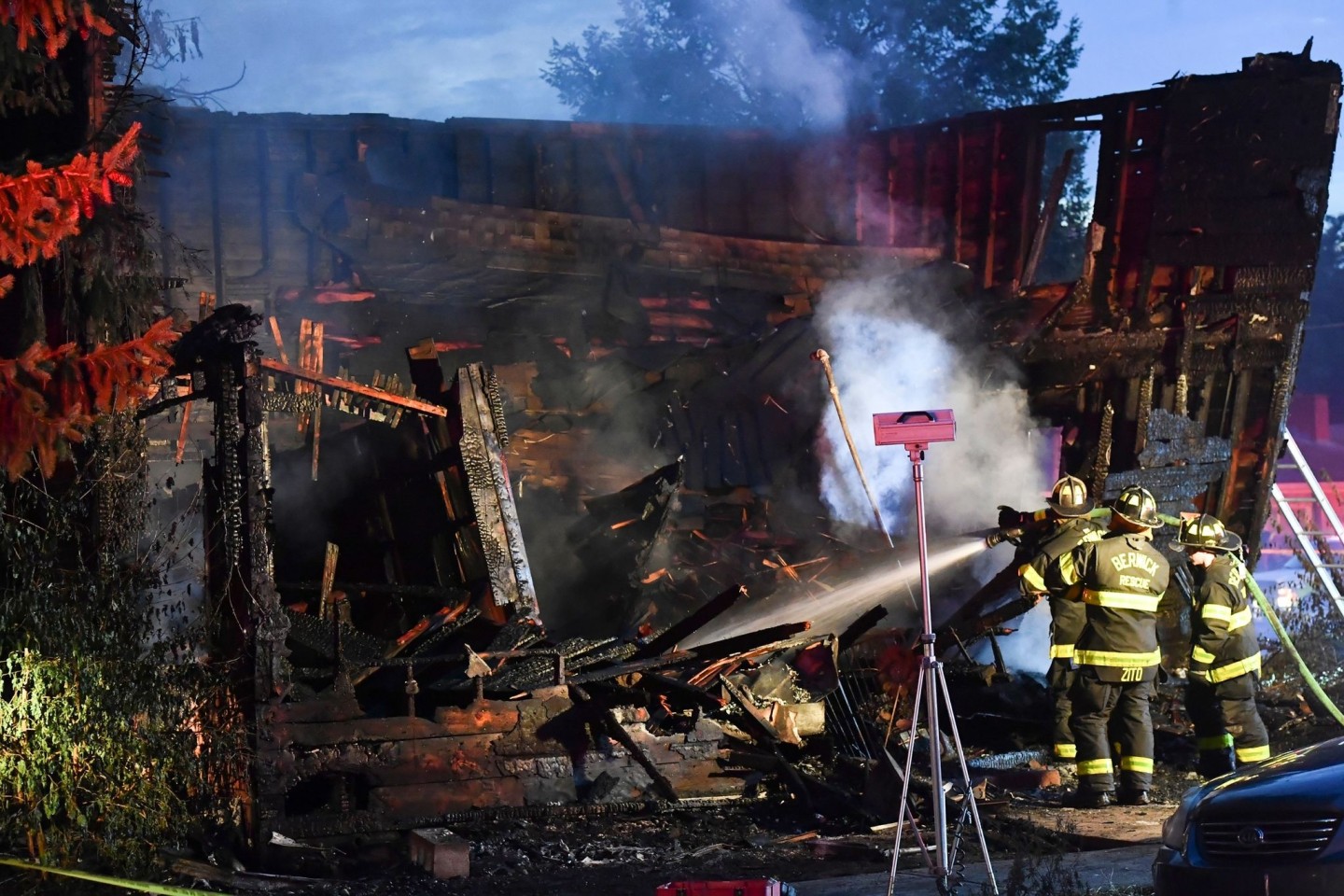 Feuerwehrleute an der Brandruine des Hauses, das während eines tödlichen Brandes einstürzte.