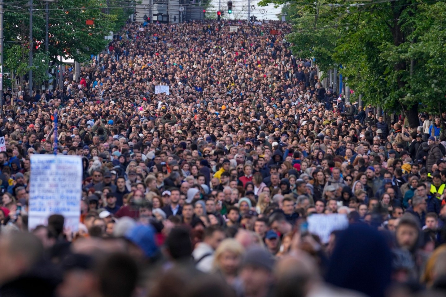 Während einer Demonstration gegen Gewalt: Menschen blockieren in Belgrad eine Autobahn.