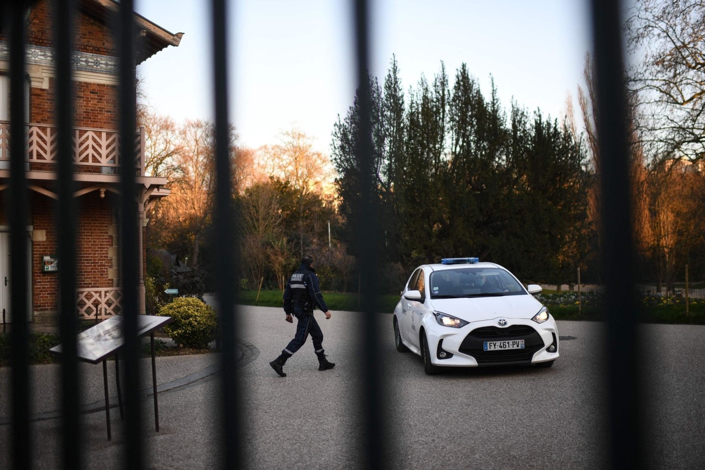 Ein Polizist im Park Buttes-Chaumont im 19. Arrondissement von Paris nach dem Fund eines menschlichen Beckens.