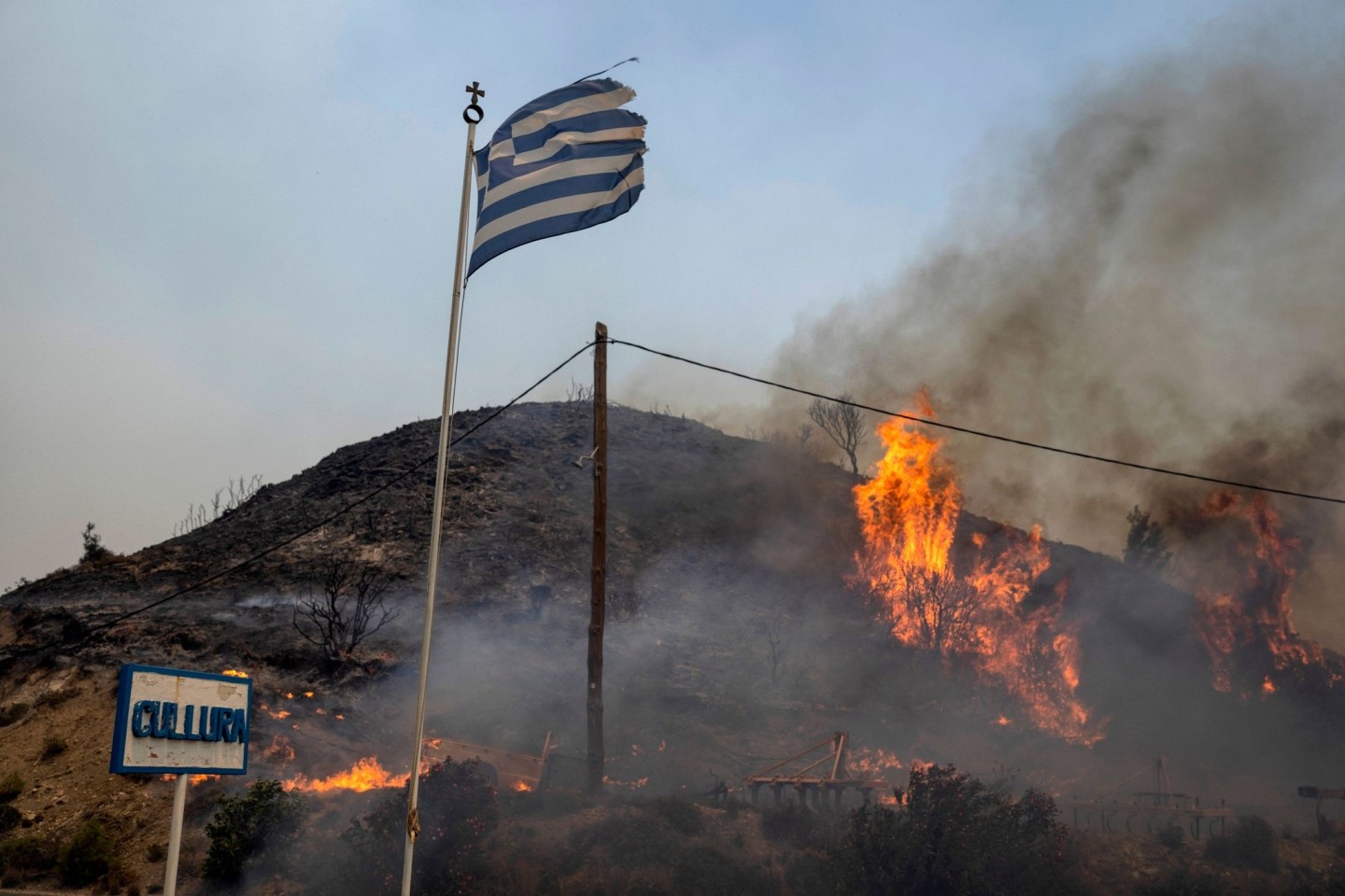 Flammen lodern im vergangenen Jahr auf einem Hügel auf Rhodos.