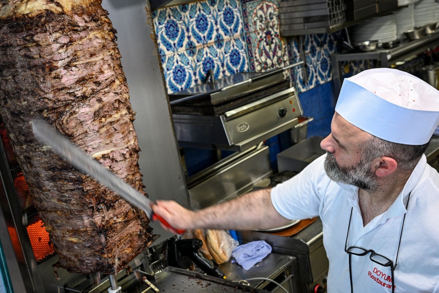 Um den Spieß geht's: Nach dem Willen eines türkischen Verbands soll die Dönerherstellung künftig klar reglementiert werden. (Archivbild)