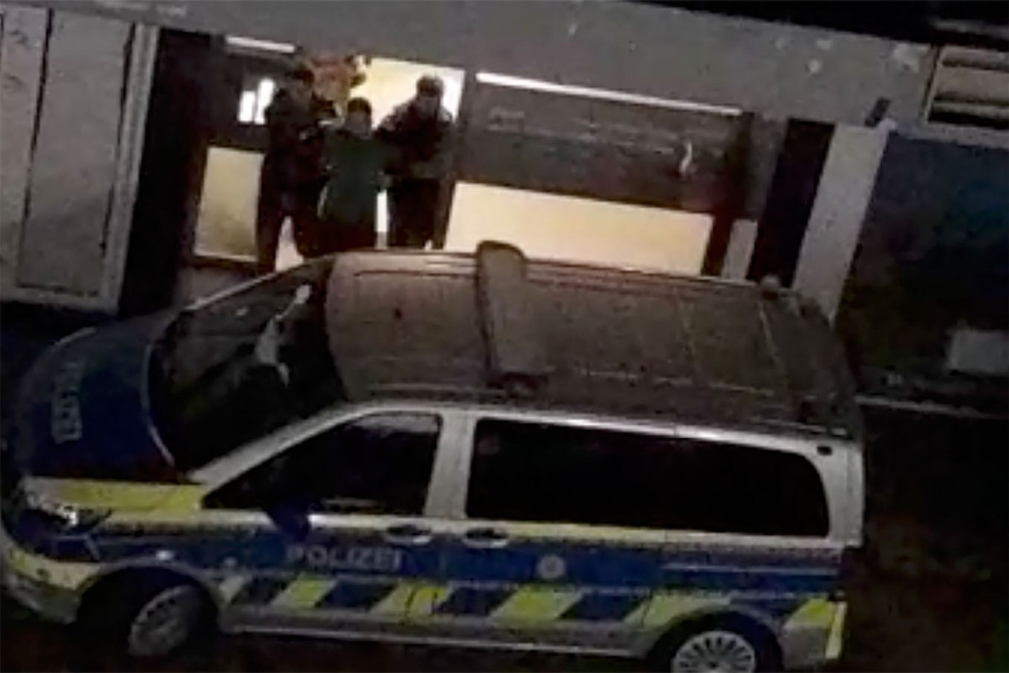 Ein Mann wird von der Polizei aus einem Haus in Duisburg geführt.