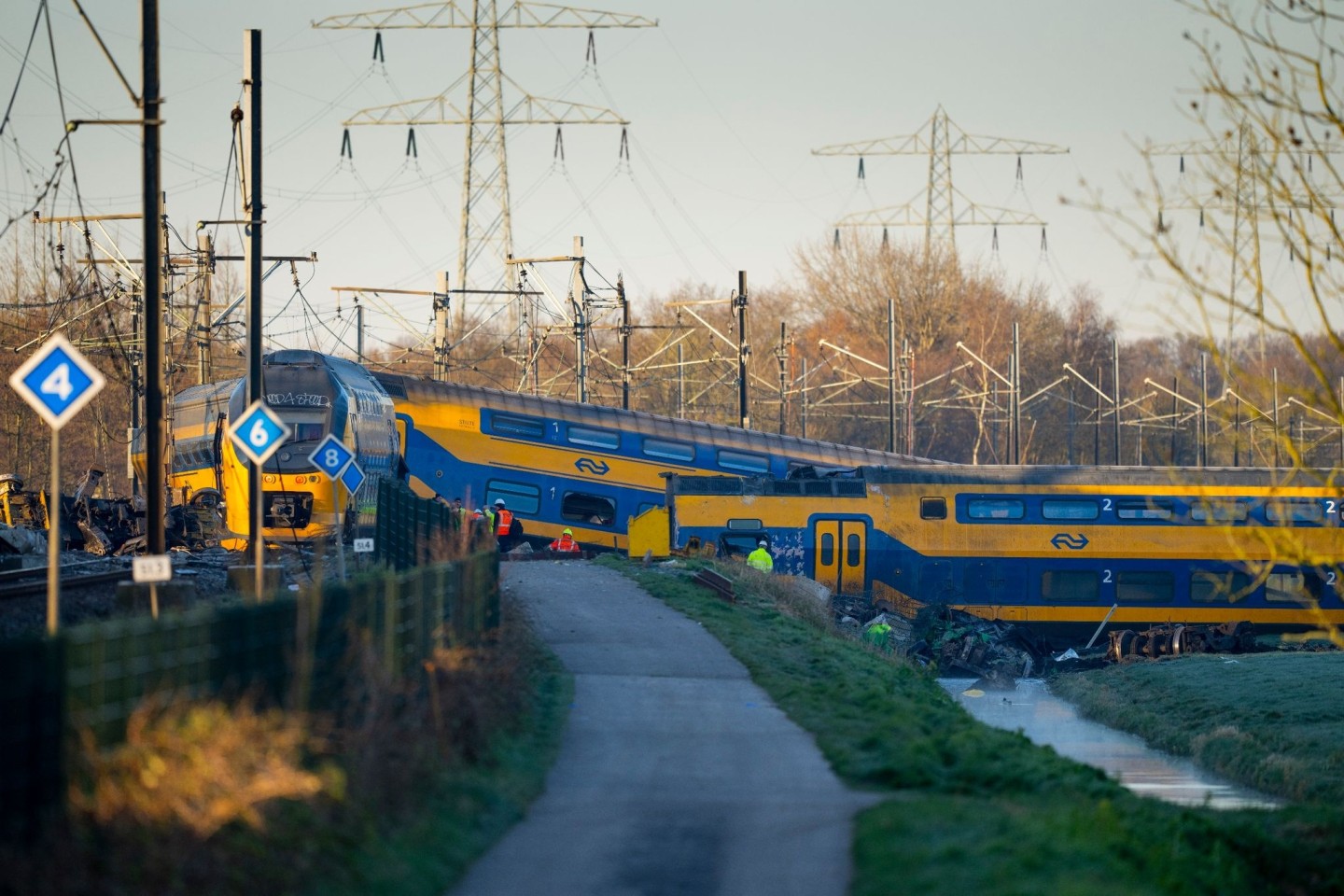 Nach dem schweren Zugunglück bei Voorschoten: Rettungskräfte an der Unfallstelle.