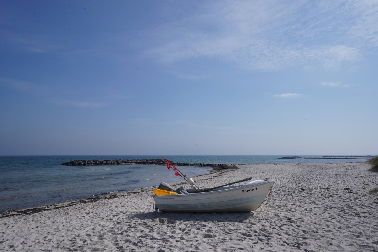 Ein Fischerboot am Ostseestrand.