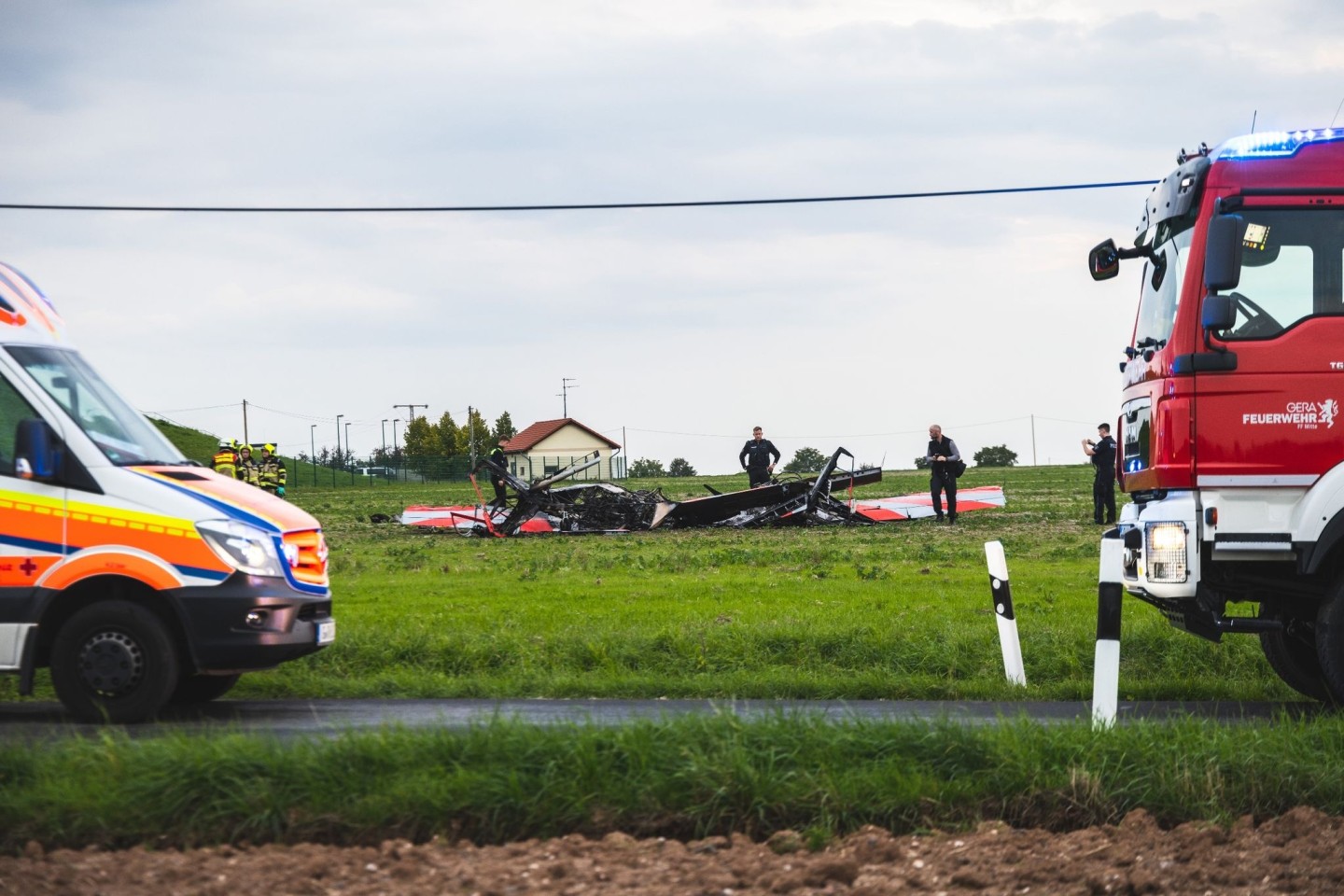 Die Absturzstelle mit den Trümmern der zwei Flugzeuge bei Gera.