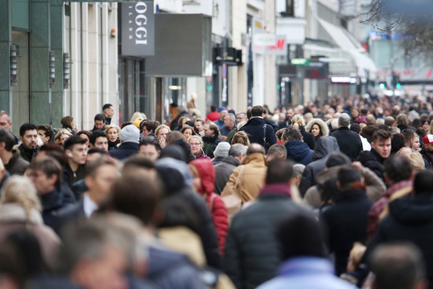 Dicht gedrängt laufen Menschen am Tag vor Heiligabend über die Königsallee in Düsseldorf.