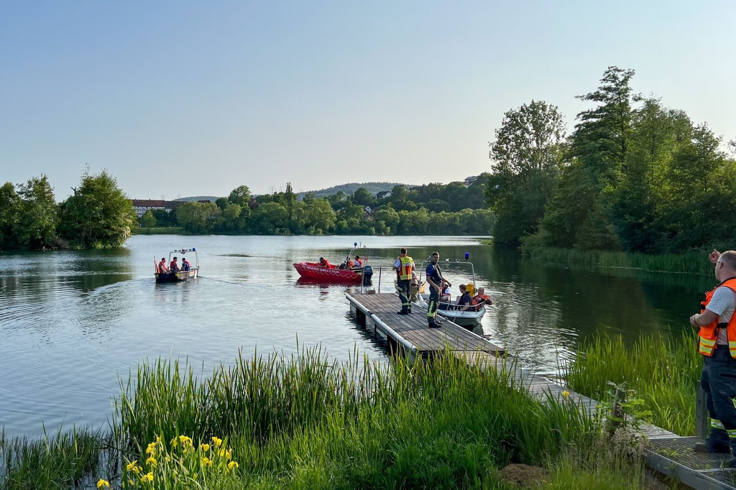 Feuerwehr und Rettungsdienste suchen am Breitenbacher See nach zwei vermissten Jugendlichen.