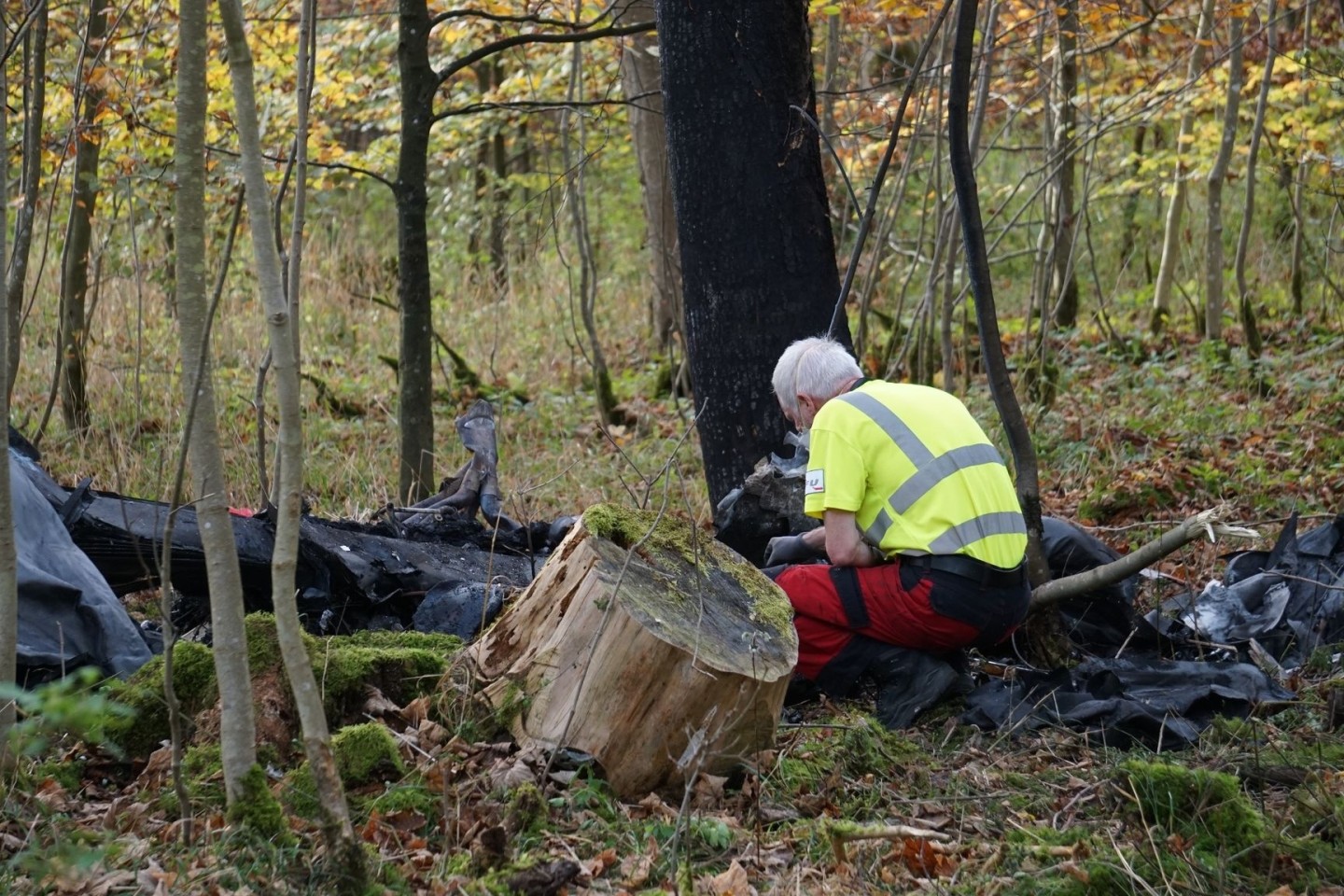 Einsatzkräfte an der Absturzstelle eines Kleinflugzeugs im Alb-Donau-Kreis.