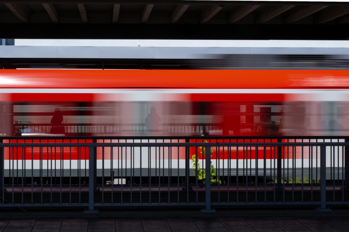 Die zwei Männer wurden von S-Bahnen überrollt und überlebten (Symbolbild).