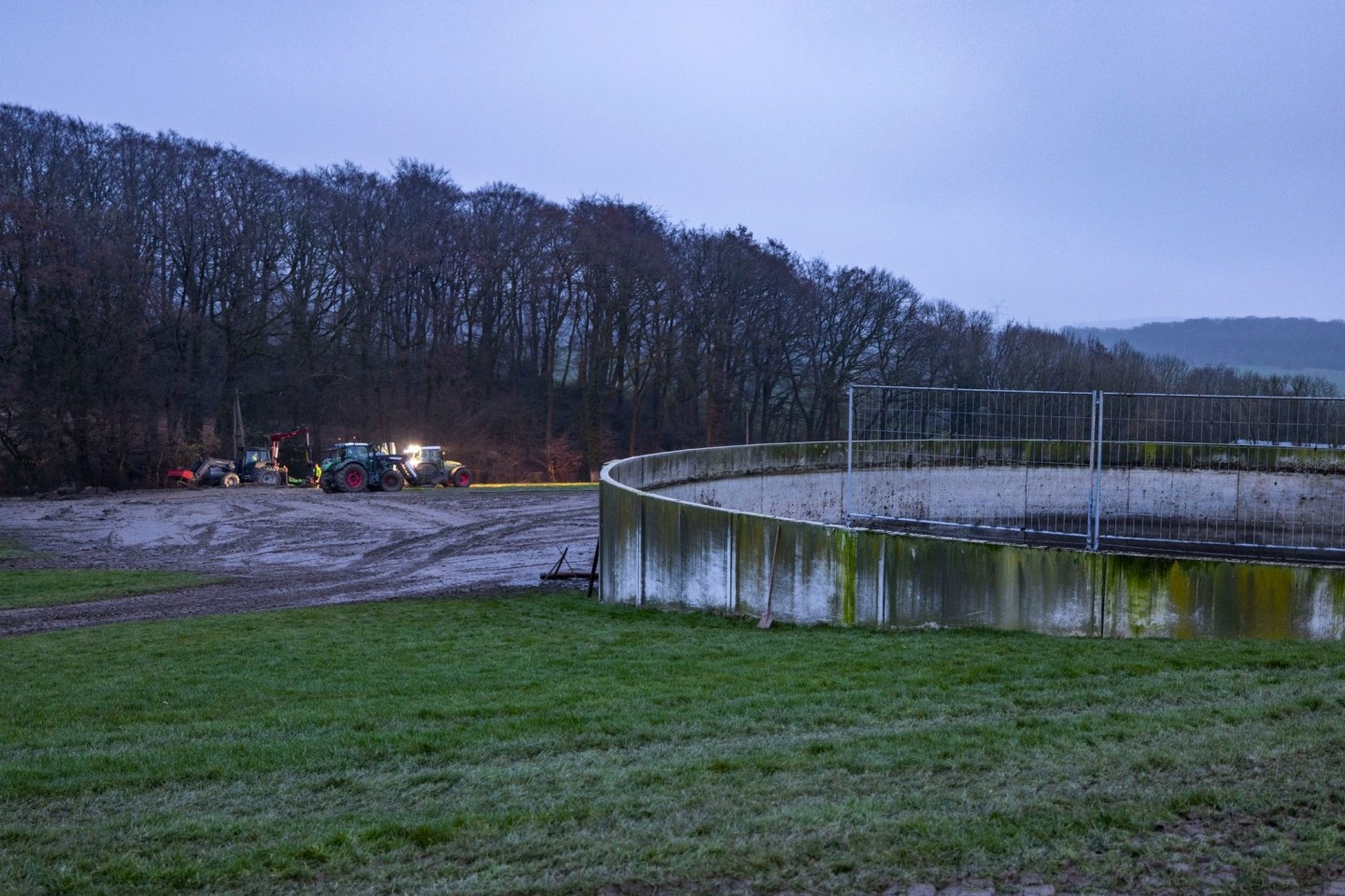 Ein Landwirt und seine Helfer versuchen, die Gülle von seinem Feld zu beseitigen, die aus einem defekten Tank ausgelaufen war.