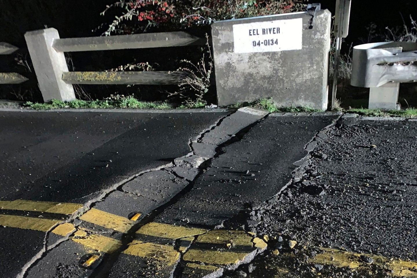 Risse auf einer Brücke der California State Route 211. Ein Erdbeben der Stärke 6,4 hat den Norden des US-Bundesstaates Kalifornien erschüttert.