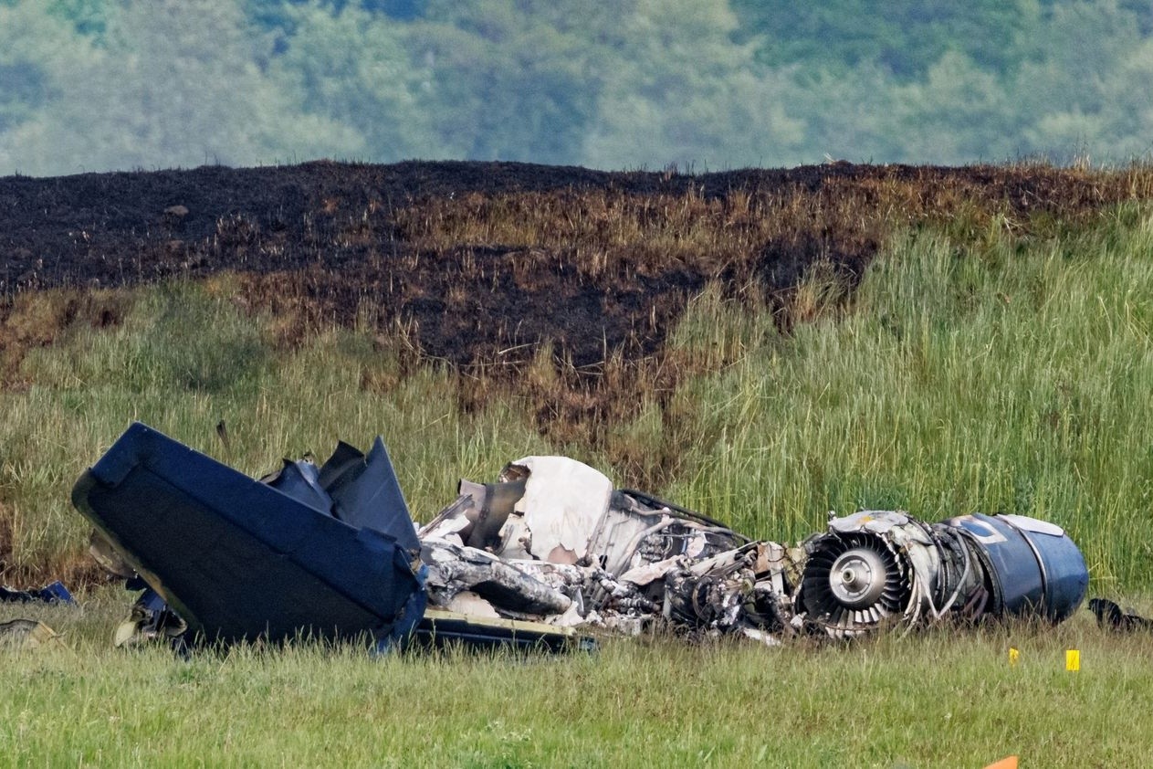 Trümmerteile an der Absturzstelle auf dem Luftwaffenstützpunkt Hohn.