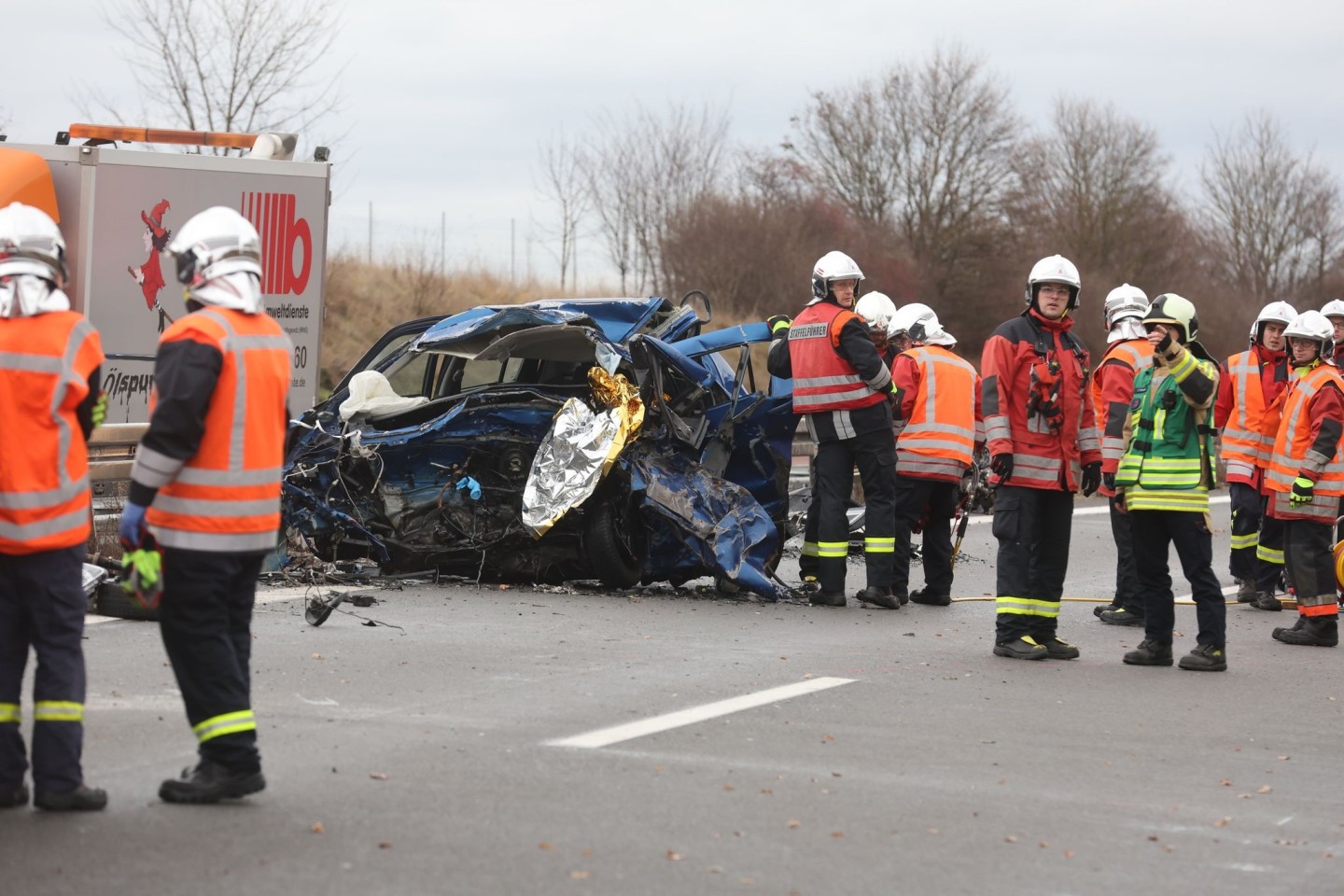 Rettungskräfte an der Unfallstelle auf der Autobahn 4. Bei einem Geisterfahrer-Unfall kamen hier zwei Menschen ums Leben.