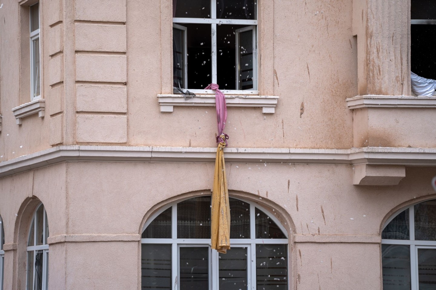 Beim Brand des Mehrfamilienhauses sind zwei Menschen gestorben.