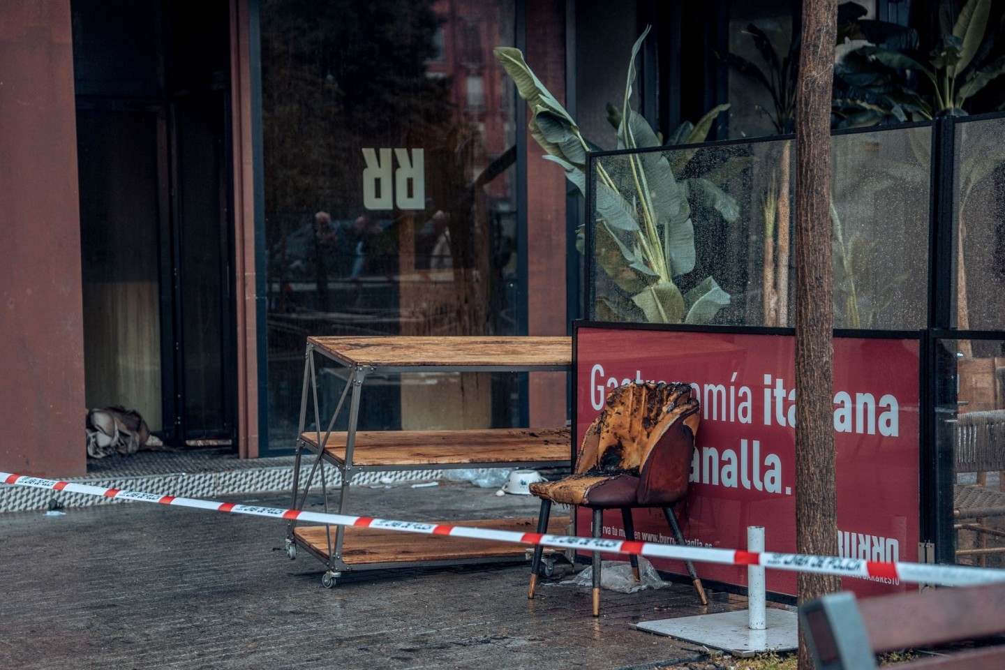 Vom Brand zerstörtes Mobiliar vor dem Restaurant «Burro Canaglia» in Madrid.