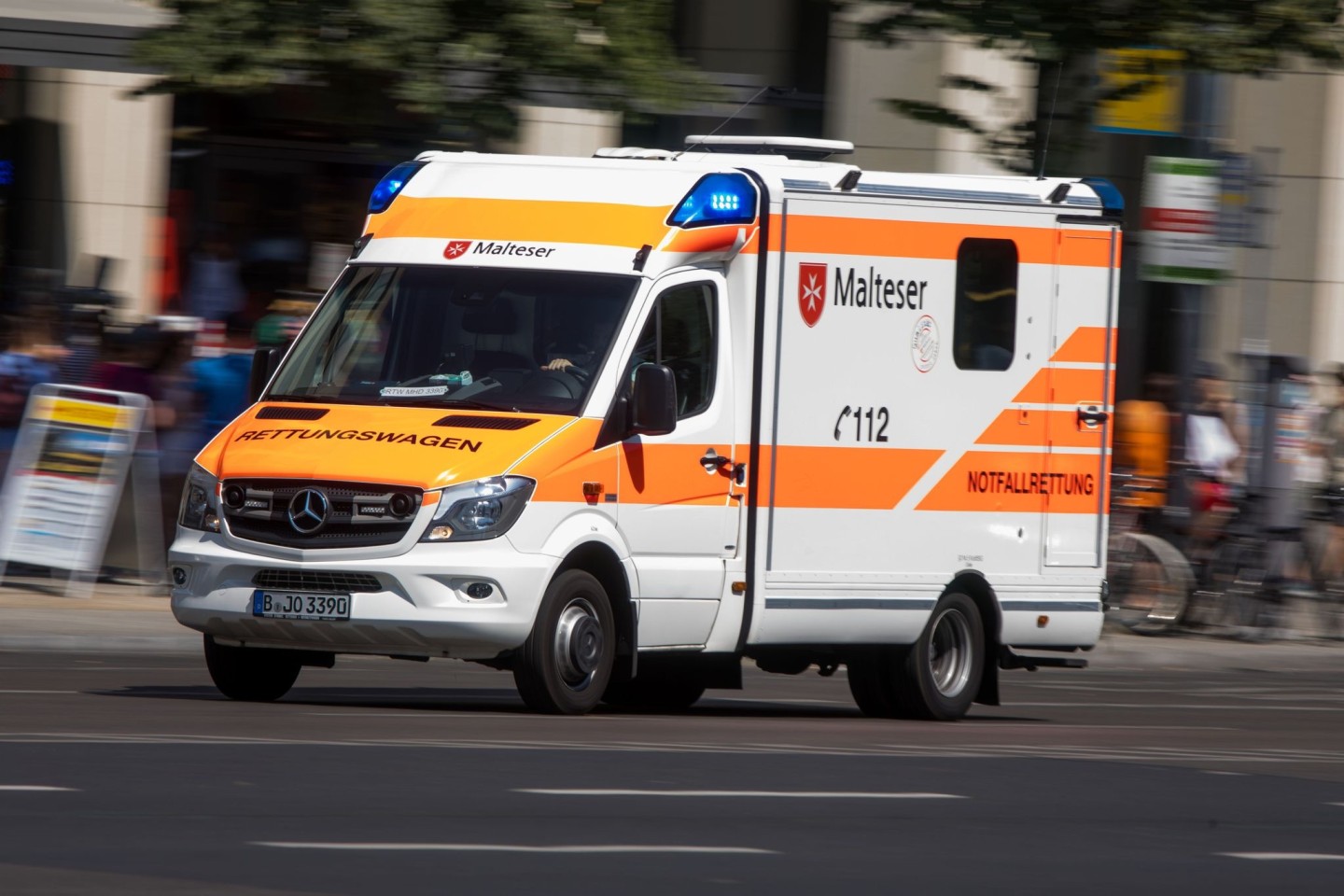 Ein Rettungswagen mit Blaulicht: In der «taz» werden harte Vorwürfe gegen einzelne Abteilungen christlicher Hilfsorganisationen erhoben (Symbolbild).